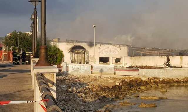 Bari, va a fuoco l'Ancora di Palese: il ristorante incendiato per la terza volta